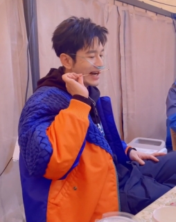 黄晓明插氧气管大口吃烤串 一句话暗示有心事？