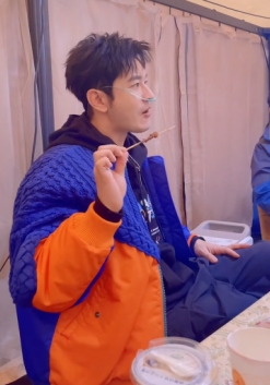 黄晓明插氧气管大口吃烤串 一句话暗示有心事？