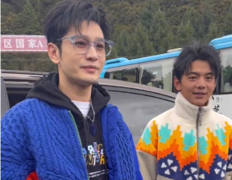 黄晓明插氧气管大口吃烤串 一句话暗示有心事？