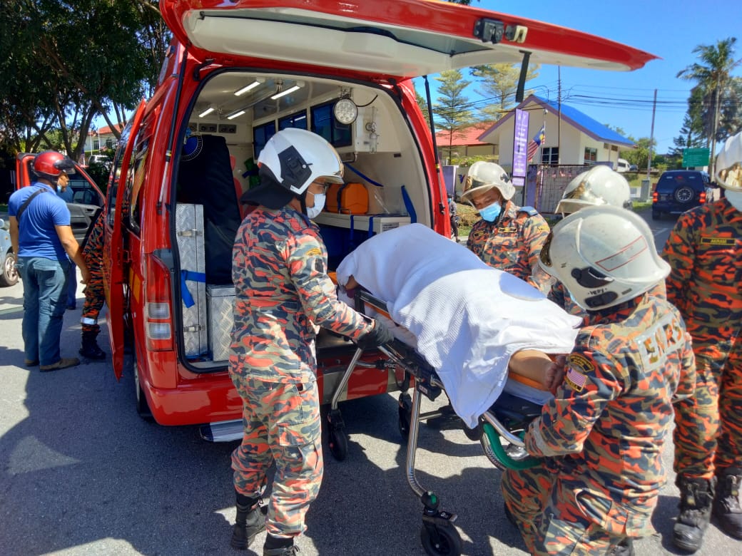 (古城版)客货车司机一度被夹在车内动弹不得