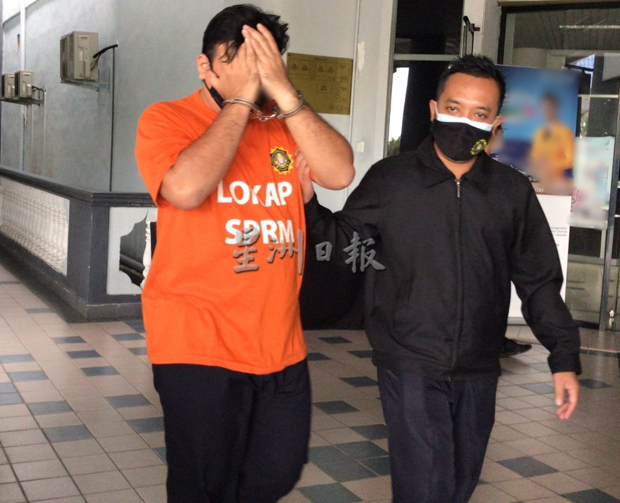 (古城版)男子涉虚假申报被延扣