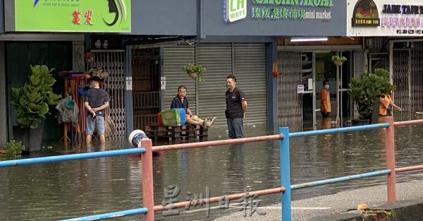 （古城第三版主文）玛琳再也路面大积水·商店又水灾