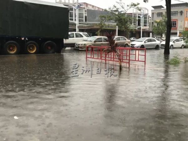 （古城第三版主文）玛琳再也路面大积水·商店又水灾