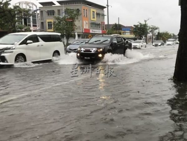 （古城第三版主文）玛琳再也路面大积水·商店又水灾