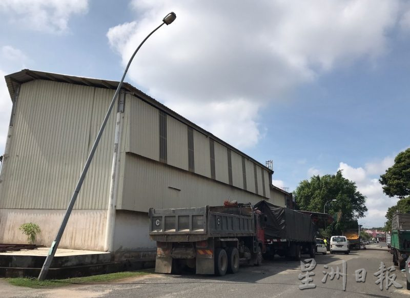(古城第三版主文)玛琳工业区路灯损坏倾斜与猴群课题