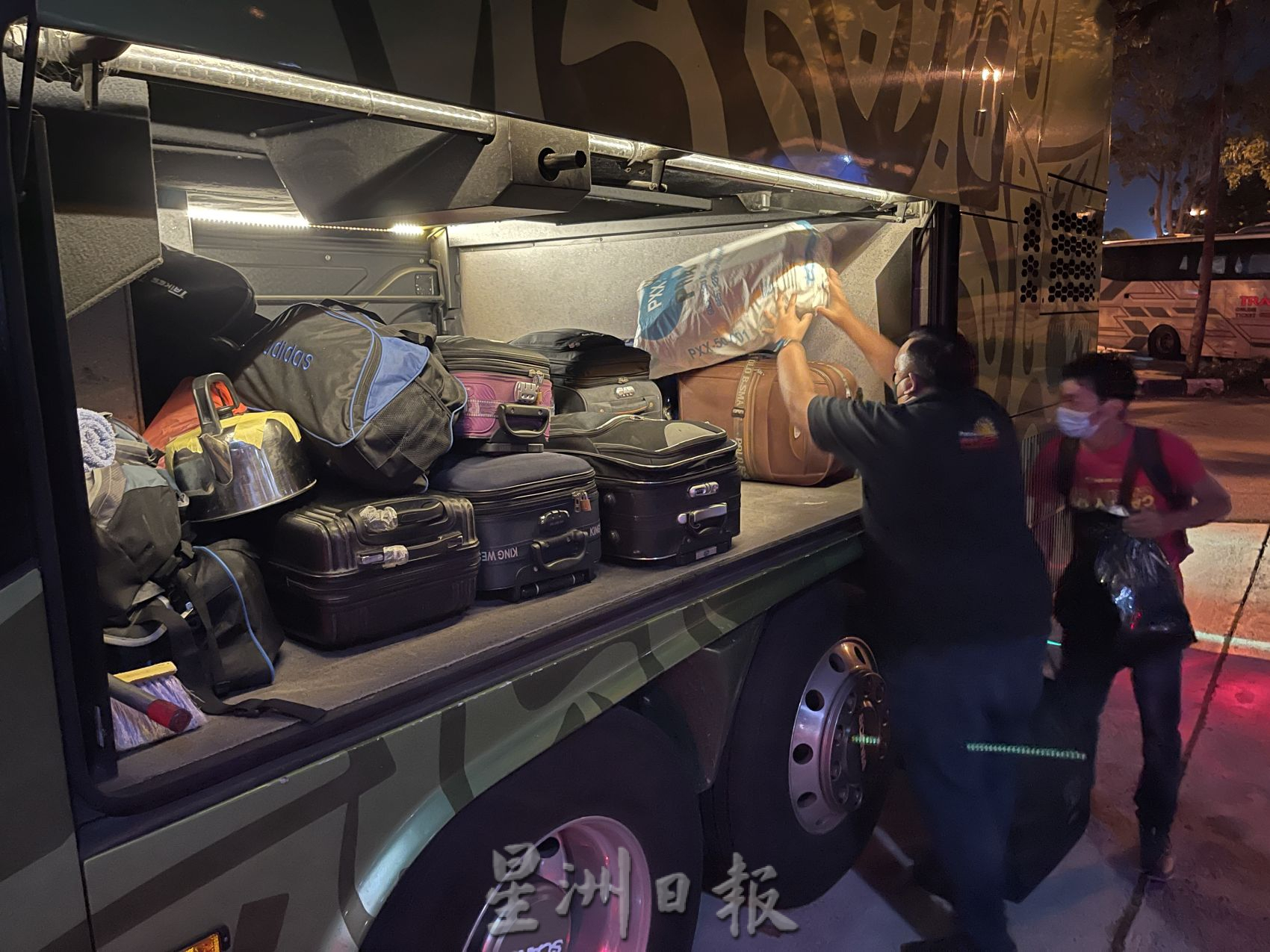 (古城第二版主文)进入车站未扫描·三名乘客各罚1500