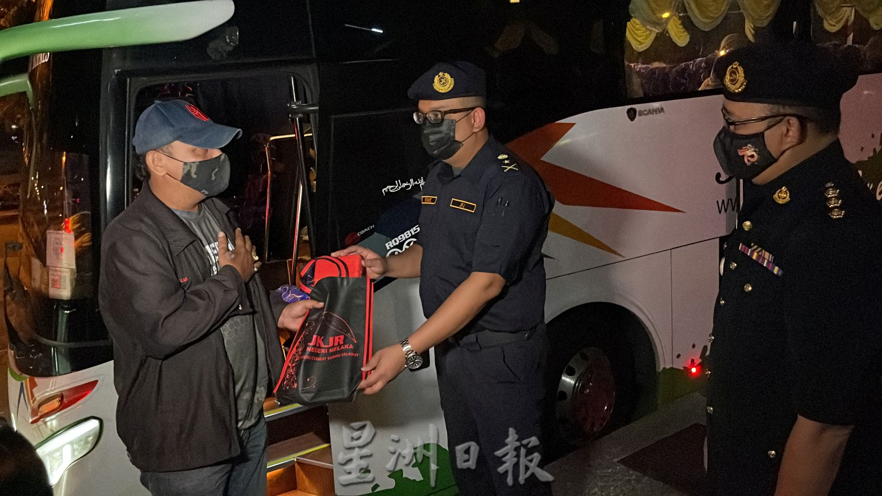 (古城第二版主文)进入车站未扫描·三名乘客各罚1500