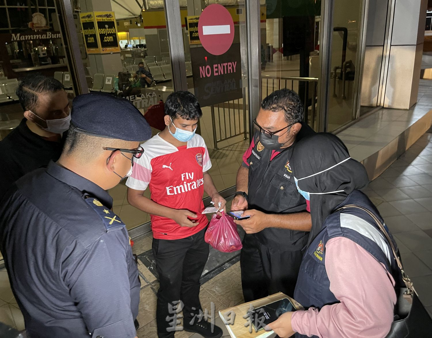 (古城第二版主文)进入车站未扫描·三名乘客各罚1500