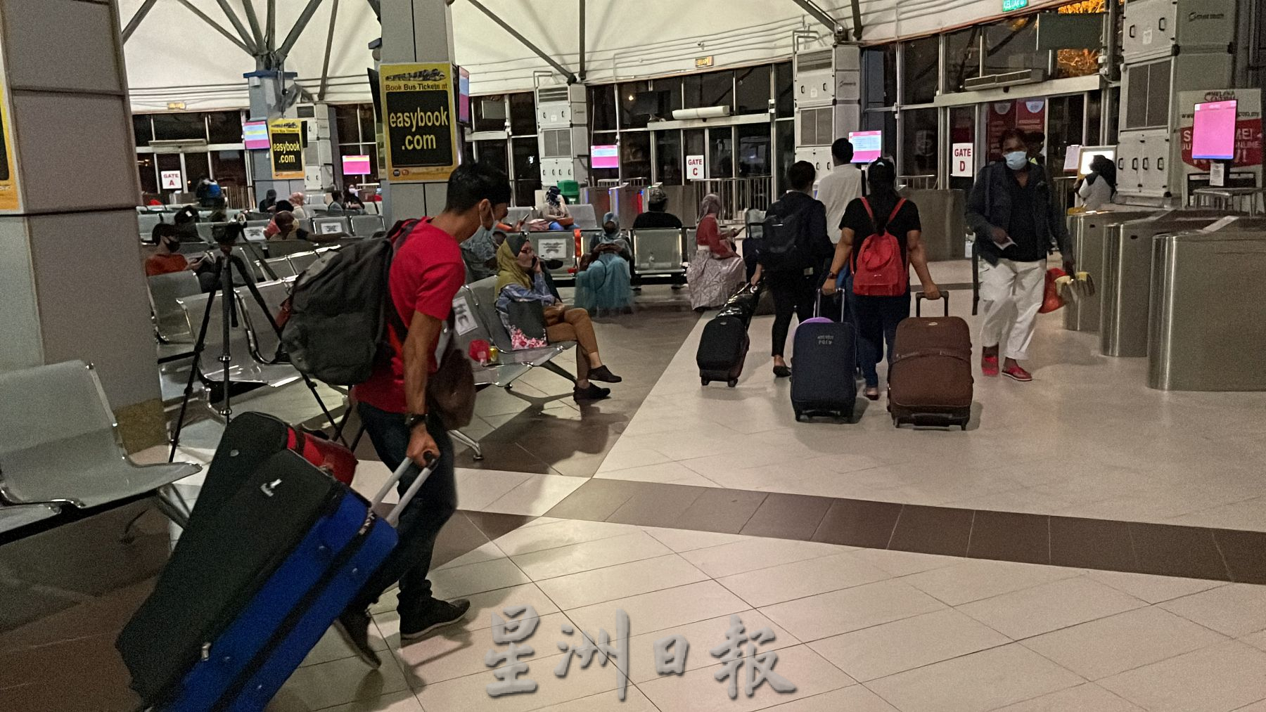 (古城第二版主文)进入车站未扫描·三名乘客各罚1500