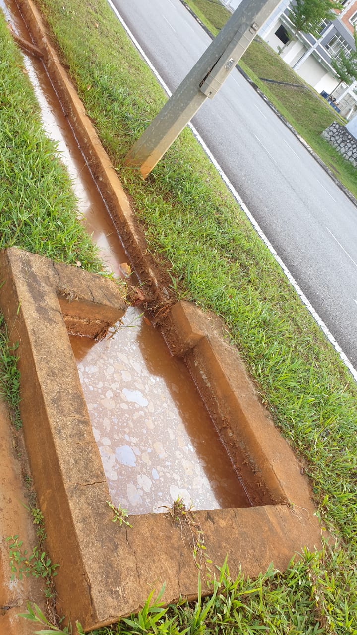 （备用）柔：头条之一：【民生特工队】：翠景园通往四季花园泽丽亚路逢豪雨成灾，方便捷径变“此路不通”