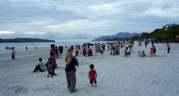 (大北马)交怡泡泡试点计划不如预期热烈,免税店业者:见游客.缺购买力