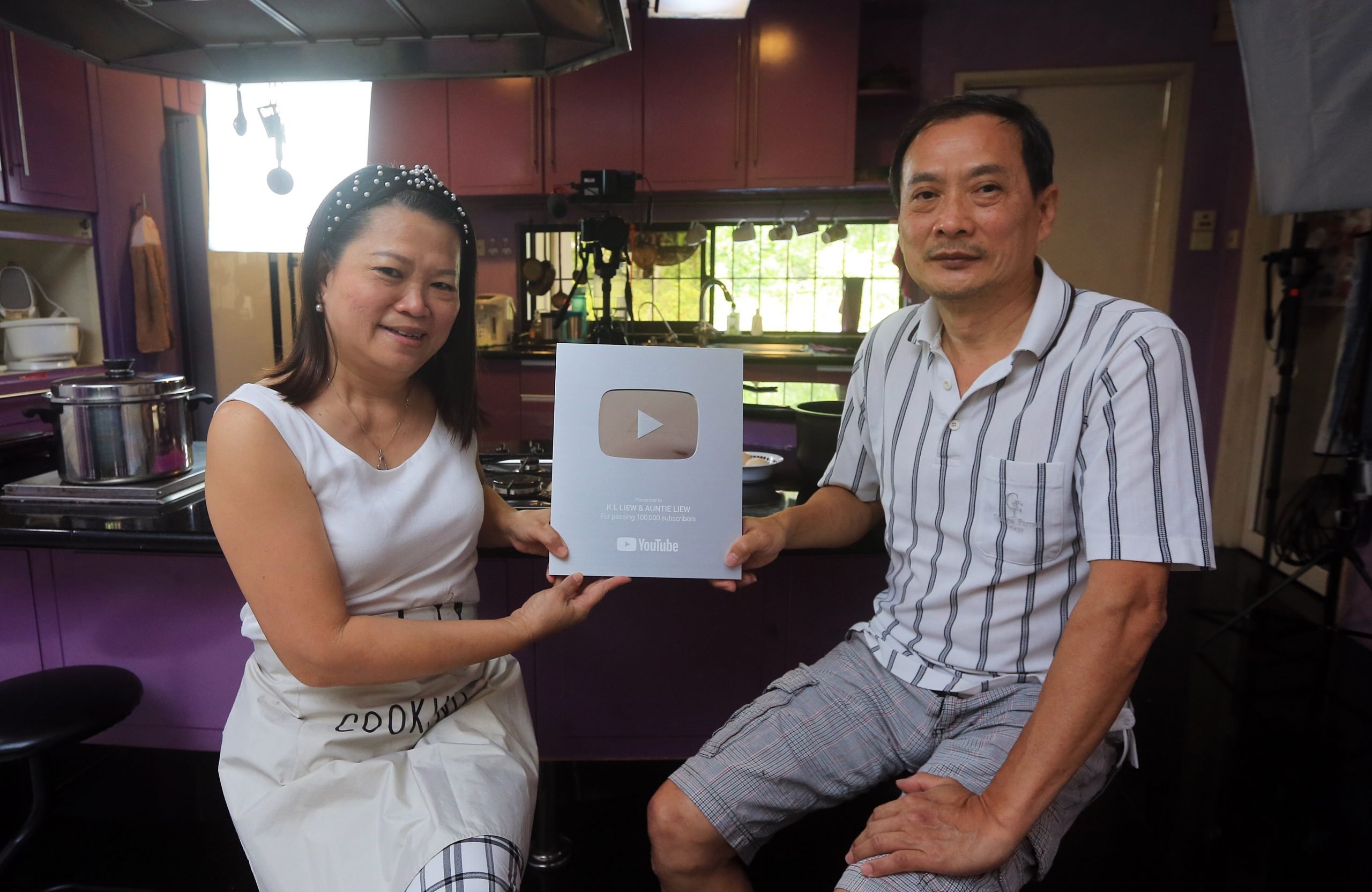 (大都会)/封面/专访年长YouTuber夫妇/8图