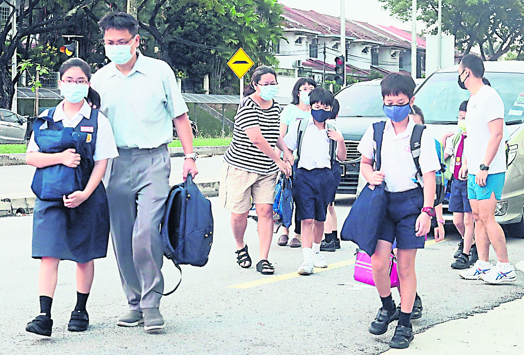 （大都会）/封面主/电访家长不愿孩子返校复课/4图