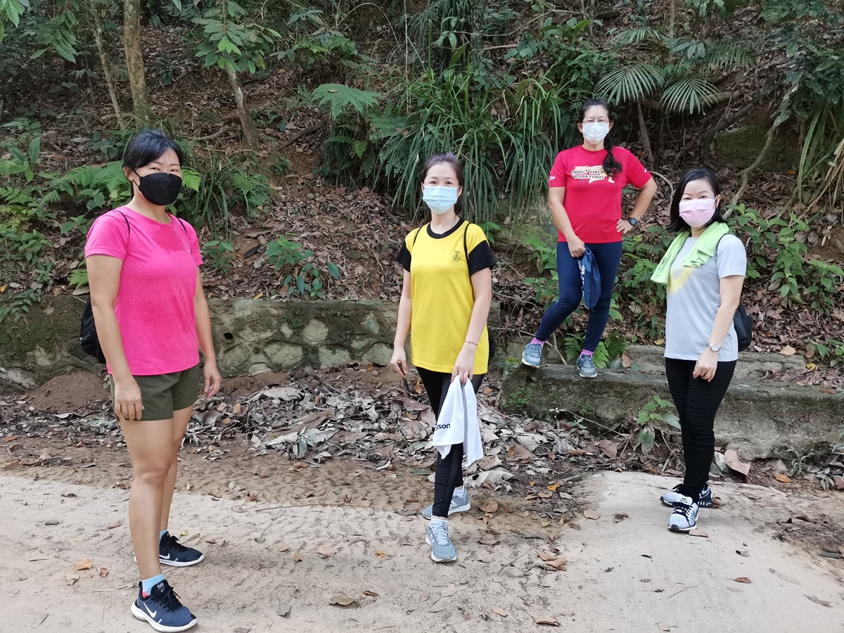 (已签发)柔:封面特稿:民众喜见埔来山开放,欢乐戏水声传遍山林