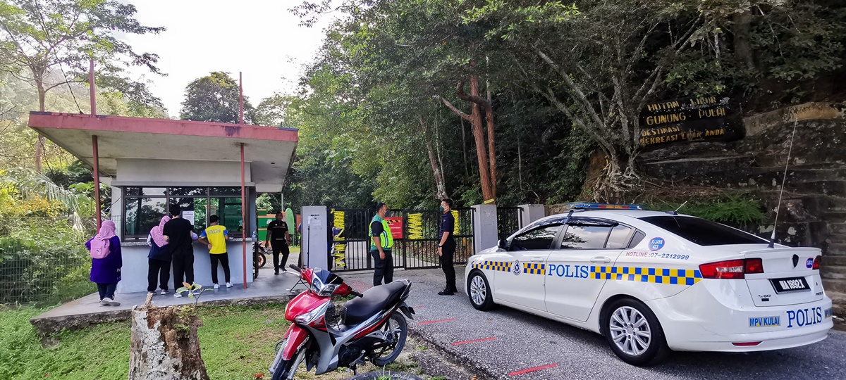 （已签发）柔：封面特稿：民众喜见埔来山开放，欢乐戏水声传遍山林