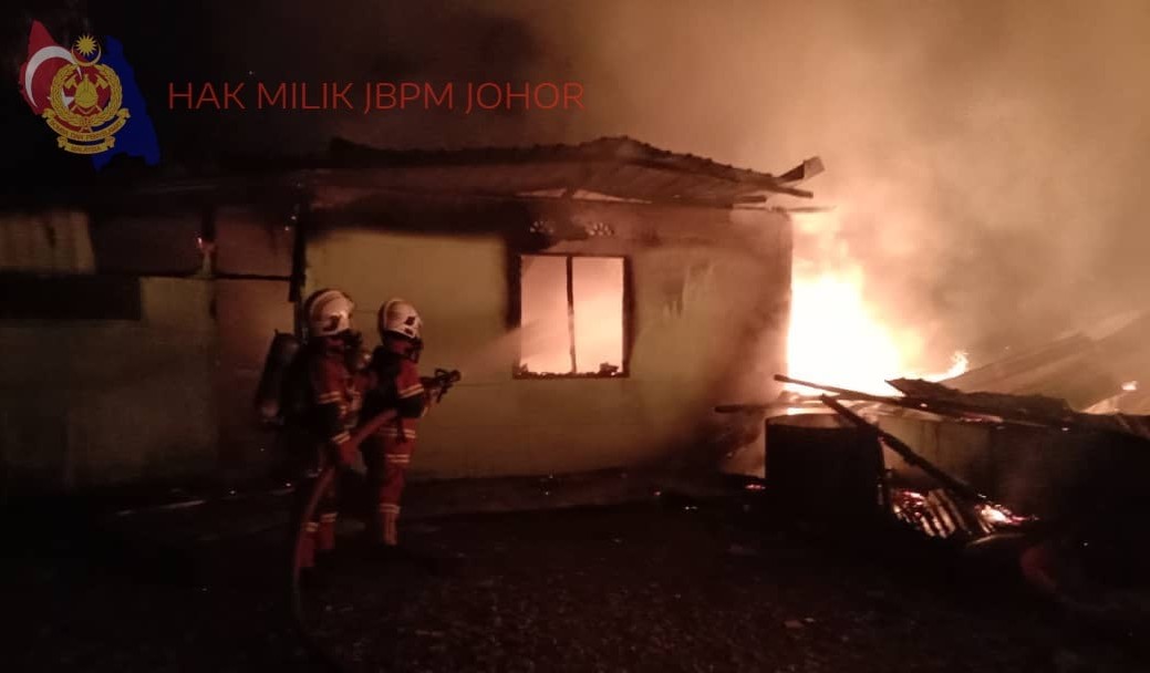 峇半砖木屋深夜失火,屋子及2摩托车烧毁