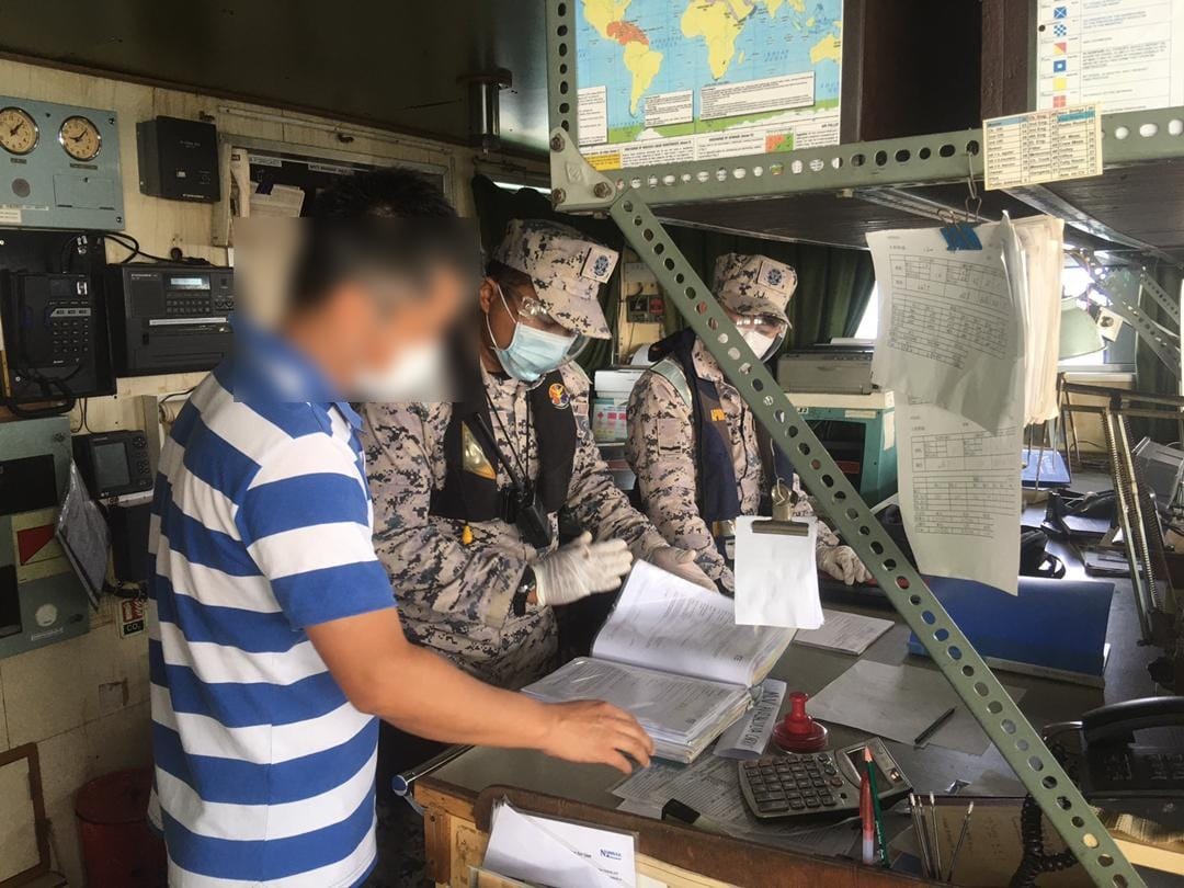 巴拿马注册货船非法停泊柔东海域,声称接货船代理指示