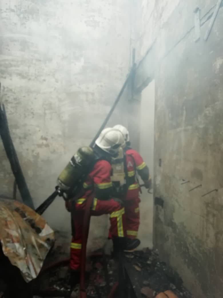 (已签发)柔:新山1民宅失火,消拯员阻火势延烧幸无伤亡