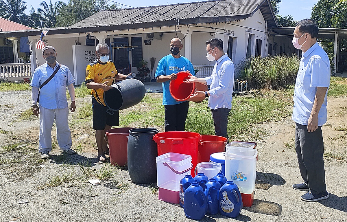 甘榜斯里安曼受滤水站影响制水,水槽车只达4公里外民众会堂