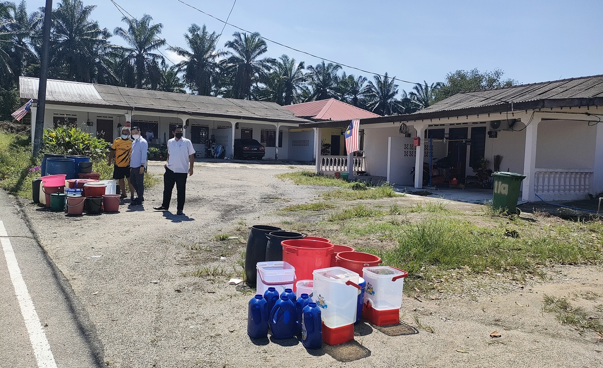 甘榜斯里安曼受滤水站影响制水,水槽车只达4公里外民众会堂