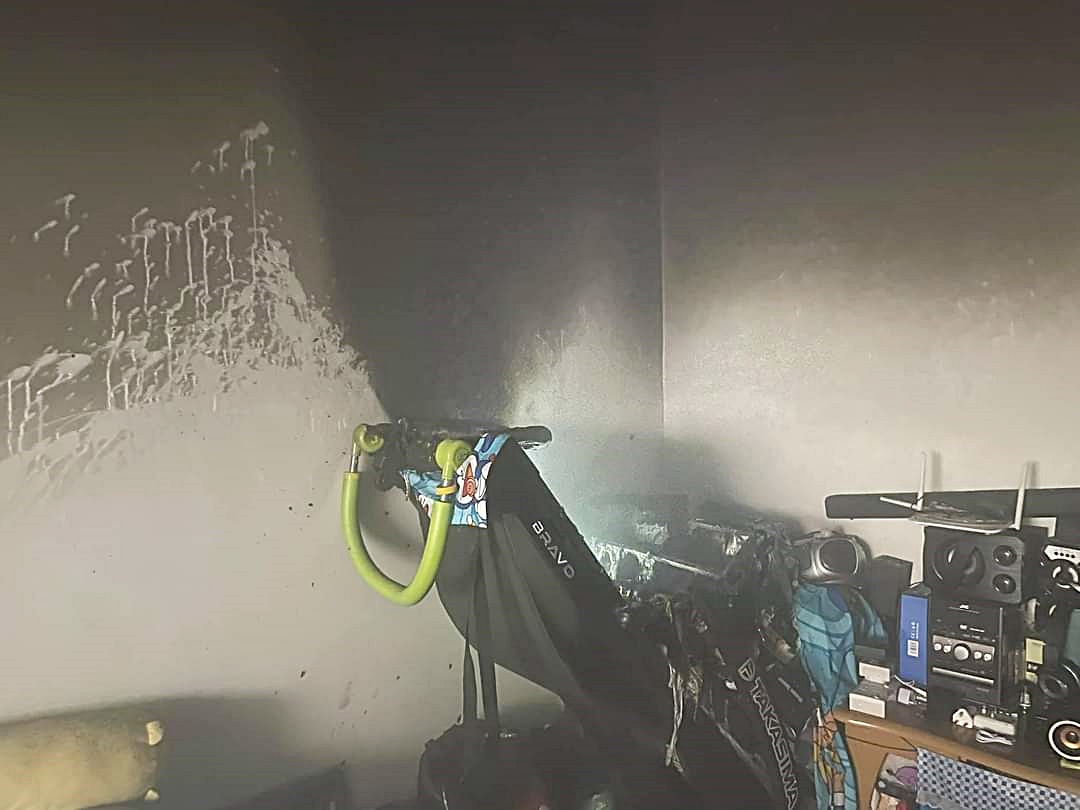 疑电流短路,充电中吸尘机著火烧毁