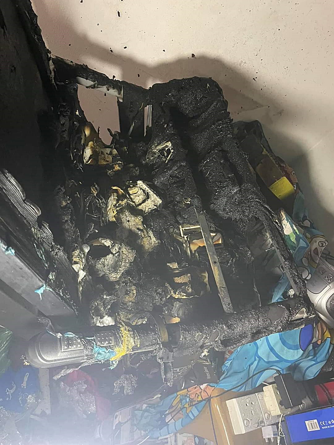 疑电流短路,充电中吸尘机著火烧毁