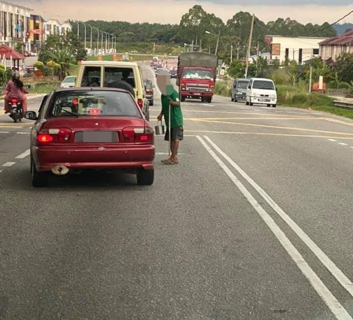 (已签发)柔:老人在沙威交通灯前行乞,威胁公路驶用者安全