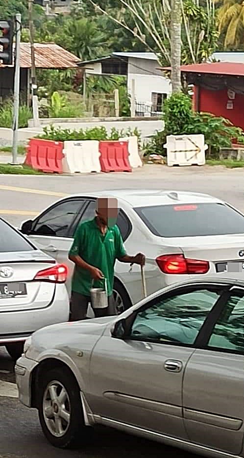 (已签发)柔:老人在沙威交通灯前行乞,威胁公路驶用者安全