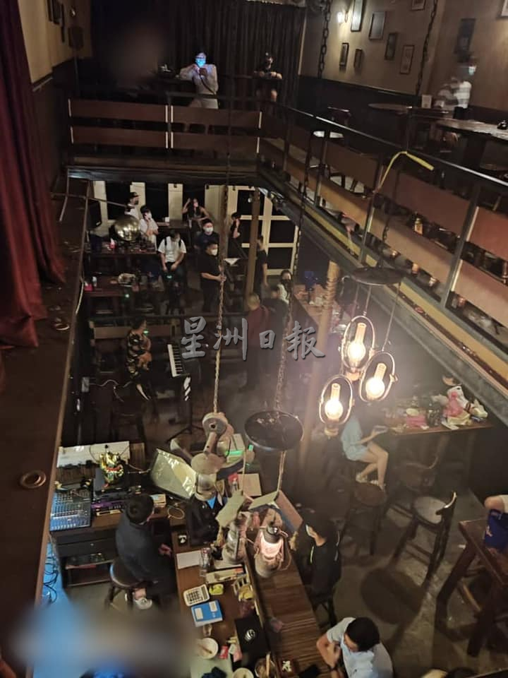 （已签发）柔：警取缔娱乐中心罚2万5000令吉，24华裔男女顾客各罚5000令吉