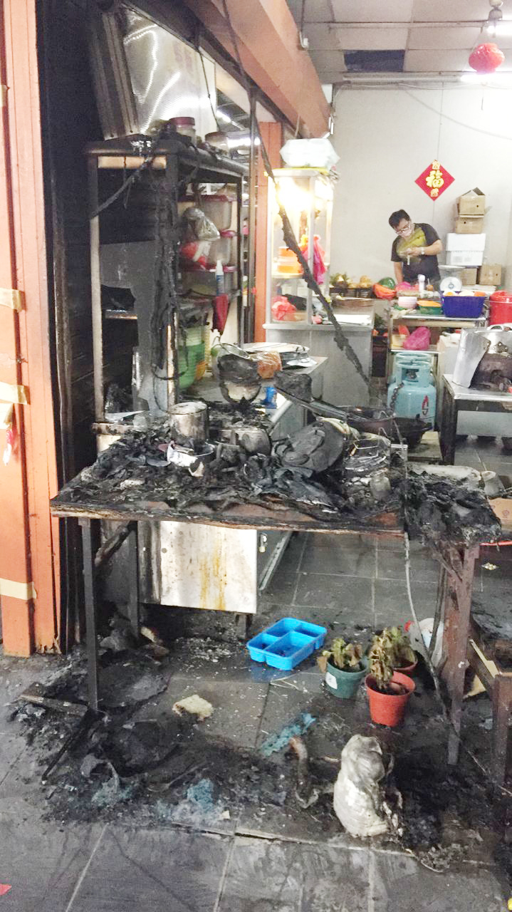 (版2头)大都会/茶餐室遭窃匪盯中屡被盗窃,摊位被纵火焚烧