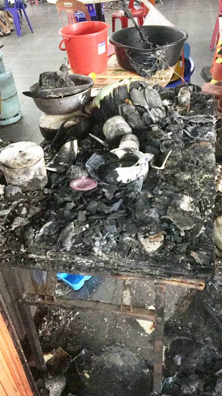 (版2头)大都会/茶餐室遭窃匪盯中屡被盗窃,摊位被纵火焚烧