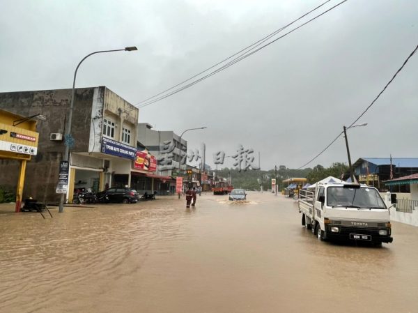 fb:数小时大雨,森州各地传出灾情;灾民手牵手越马路