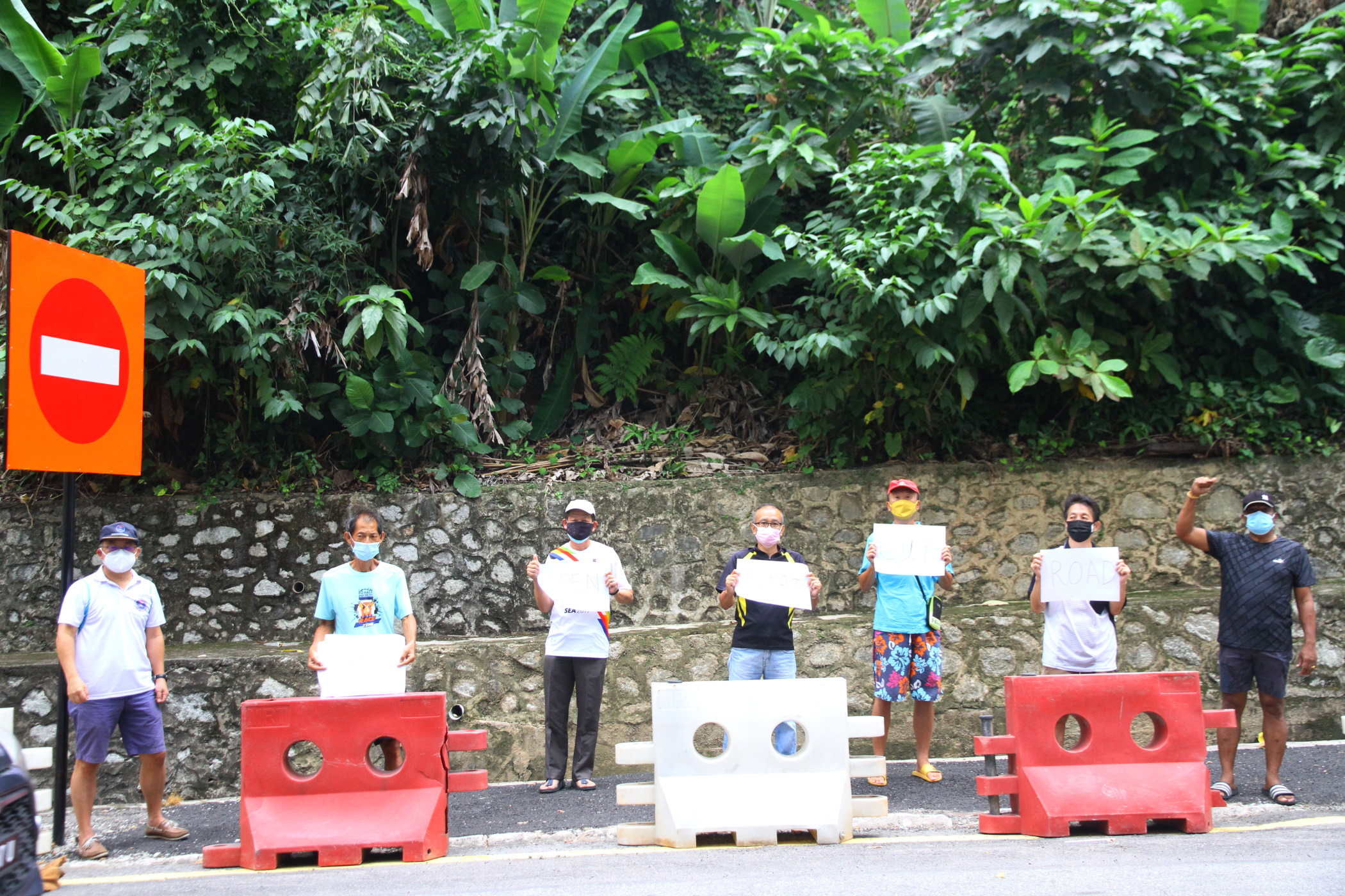 me03(大都会)沙叻秀花园居民展开和平请愿/5图