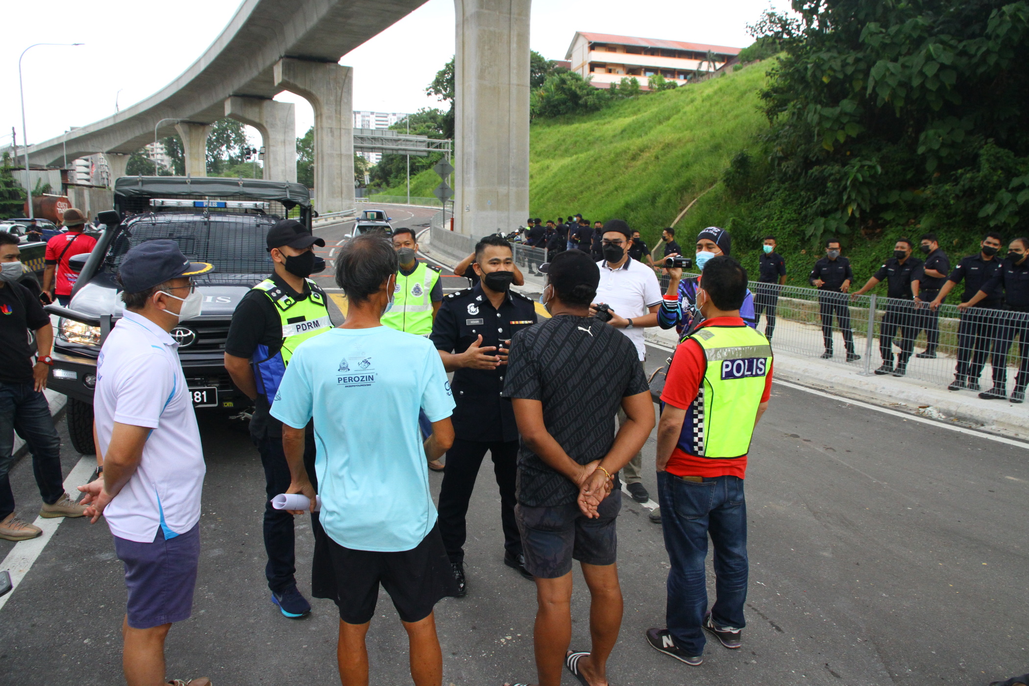 me03(大都会)沙叻秀花园居民展开和平请愿/5图