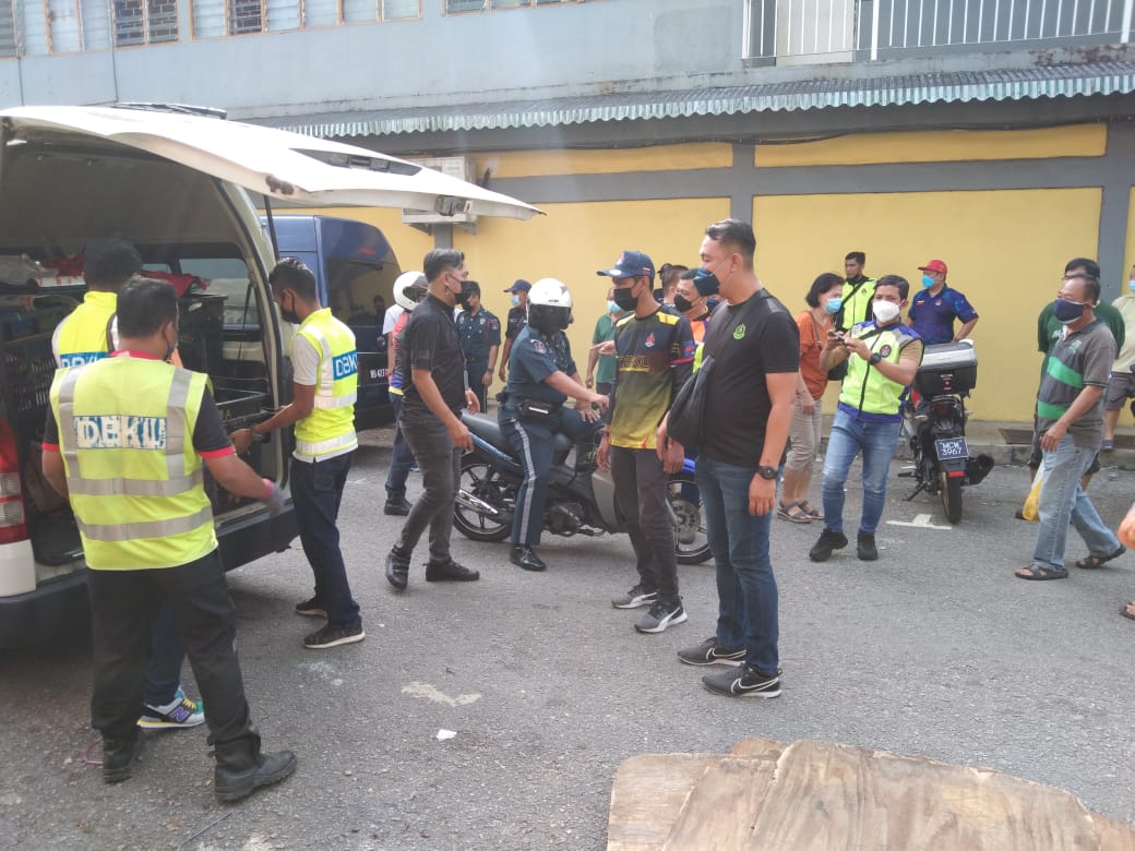 me04(大都会)跟进甲洞卫星市路边摊贩被取缔/12图