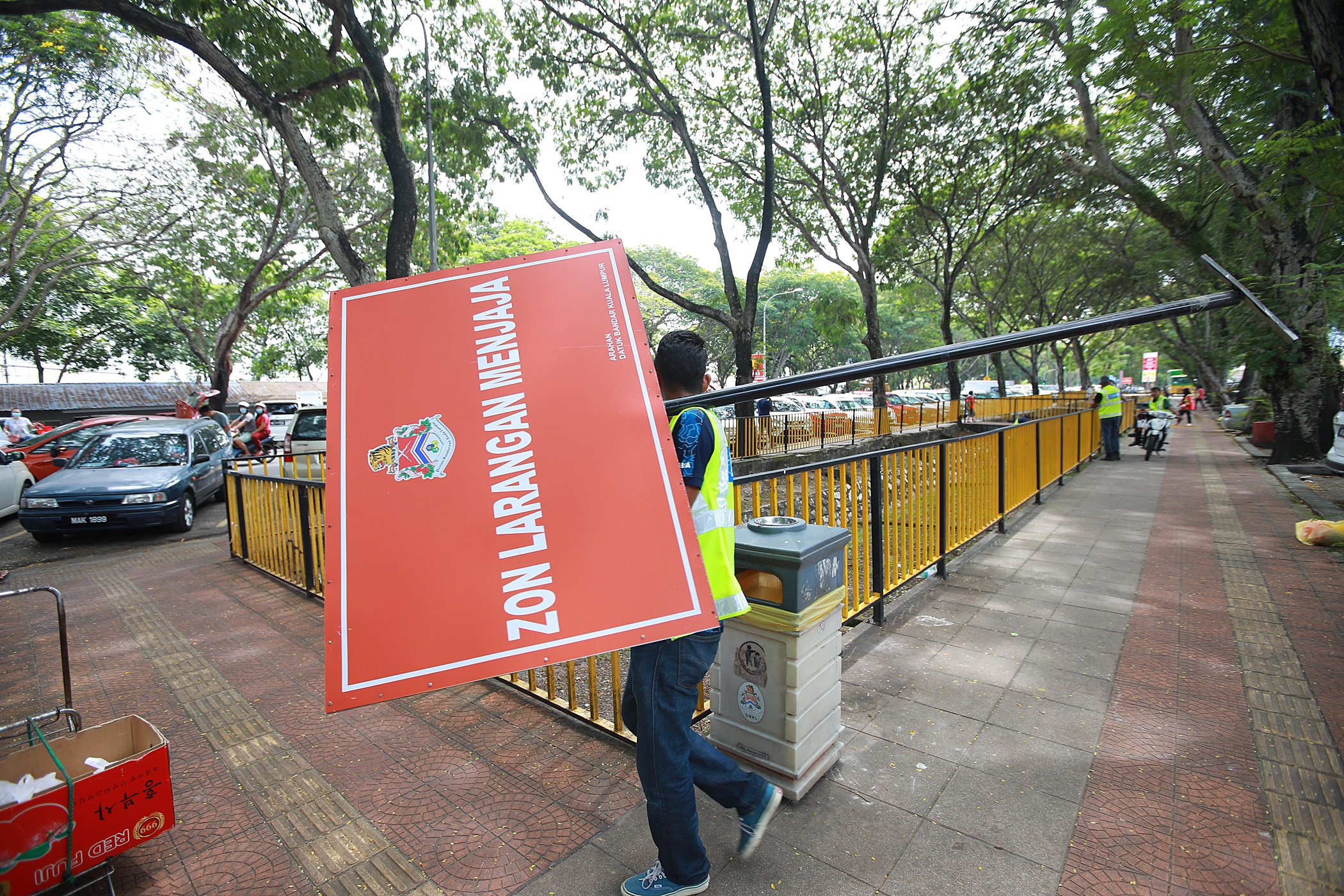 me04(大都会)跟进甲洞卫星市路边摊贩被取缔/12图