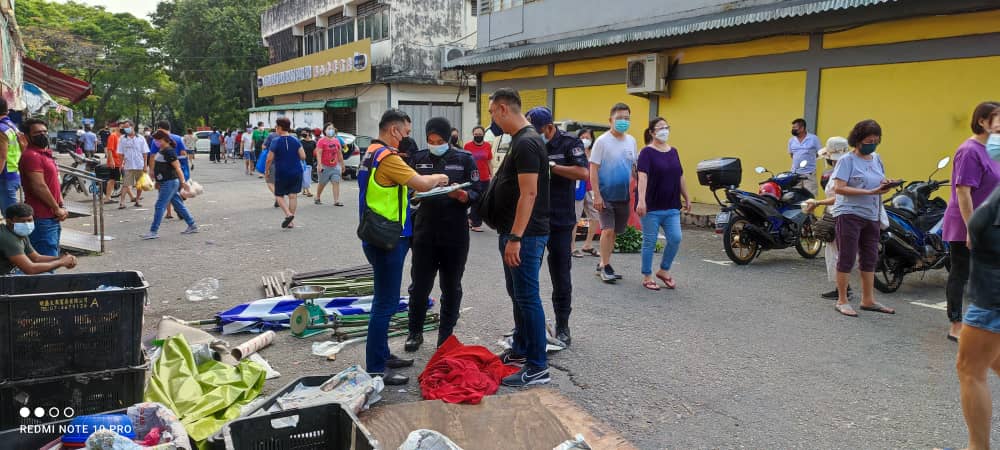 me04(大都会)跟进甲洞卫星市路边摊贩被取缔/12图