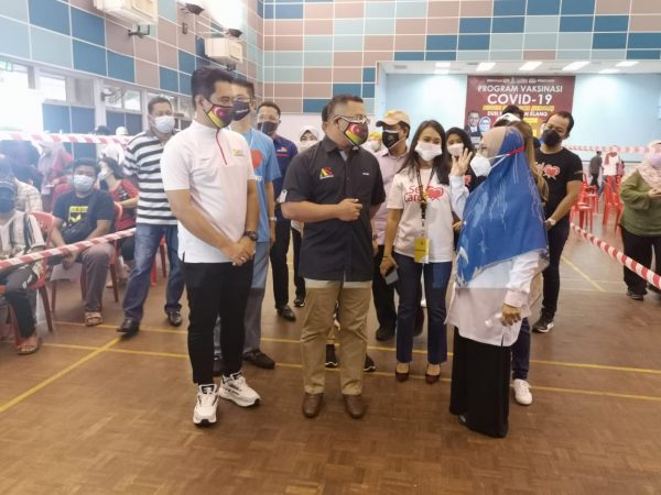 me2头//大都会/雪州青少年冠病疫苗接种计划反应热烈！