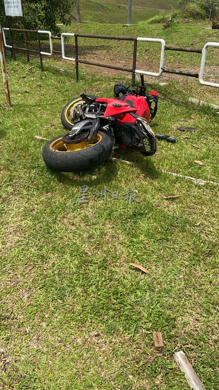 NS芙蓉:20岁摩托骑士车祸毙命,家属疑轿车鲁莽驾驶,要求民众提供行车记录仪以讨回公道肇祸