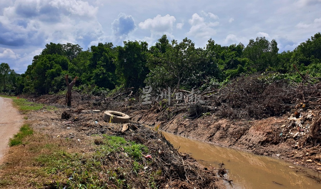 NS芦骨/“河道不是垃圾场!”文仁德促园主、工业业者勿将垃圾投入河中