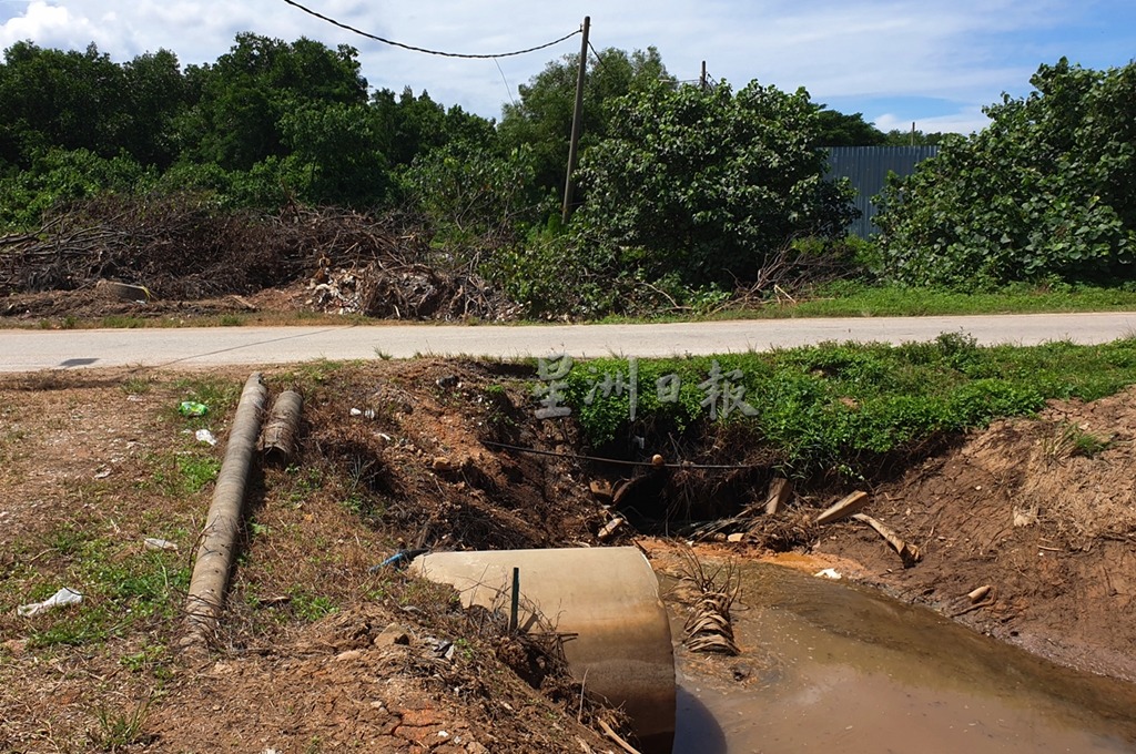 NS芦骨/“河道不是垃圾场!”文仁德促园主、工业业者勿将垃圾投入河中