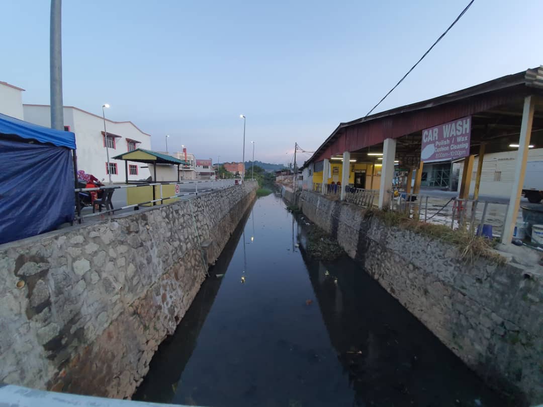 NS芦骨:童年清澈河道边“垃圾沟”,女地主促政府设告诫路牌,对付垃圾虫