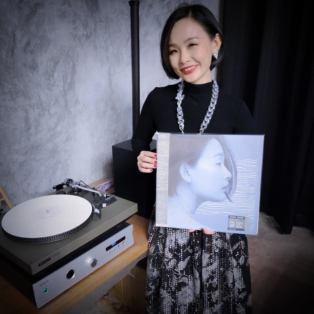 500张彩胶限量版7天售罄 何芸妮惊喜感恩