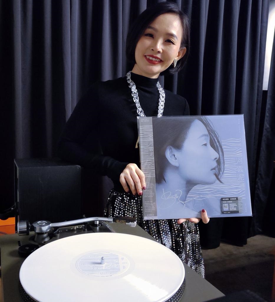 500张彩胶限量版7天售罄 何芸妮惊喜感恩