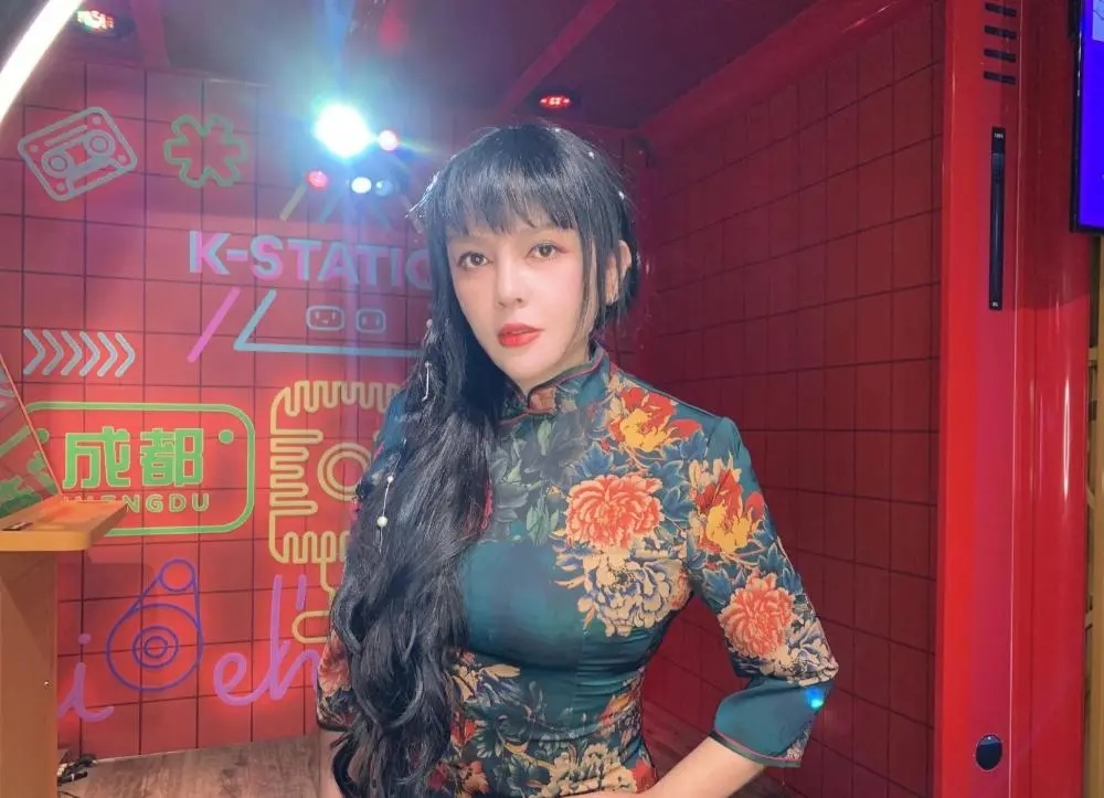 58岁千百惠晒高调中国身分证 喊话:以后不许欺负我!