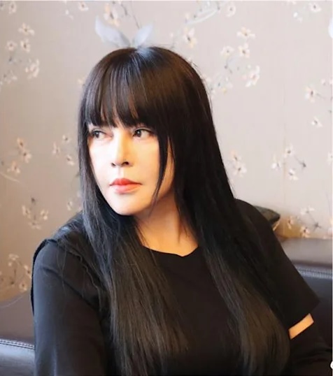 58岁千百惠晒高调中国身分证 喊话:以后不许欺负我!