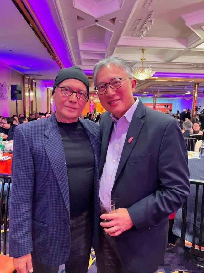 69岁尊龙现身聚会 身材走形惊见大肚腩