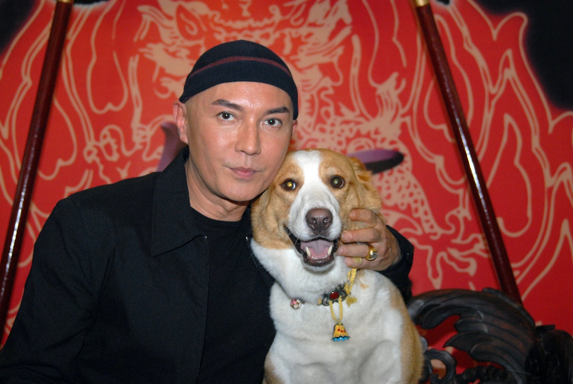 69岁尊龙现身聚会 身材走形惊见大肚腩