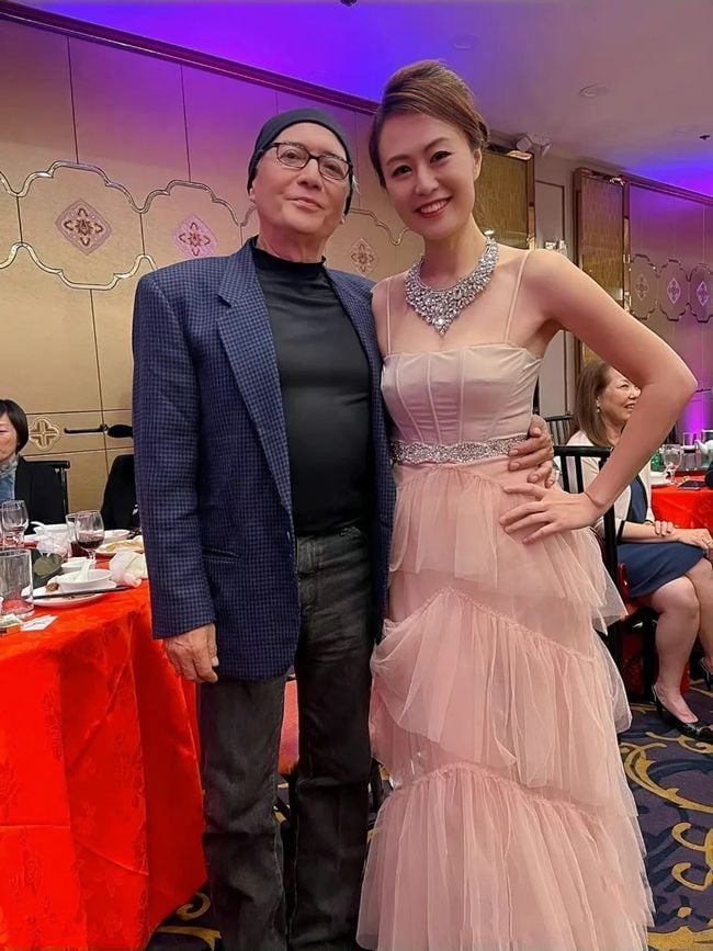 69岁尊龙现身聚会 身材走形惊见大肚腩