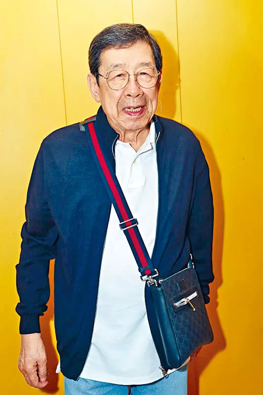 89岁胡枫凌晨拍戏　神情呆滞样曝光